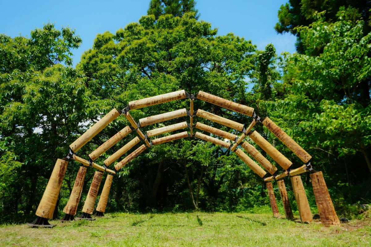 木製のアーチ状構造物
