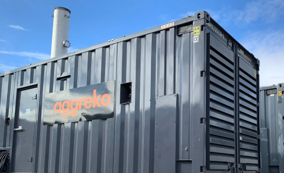 青い空の下に設置された、大型の灰色コンテナ型産業機器