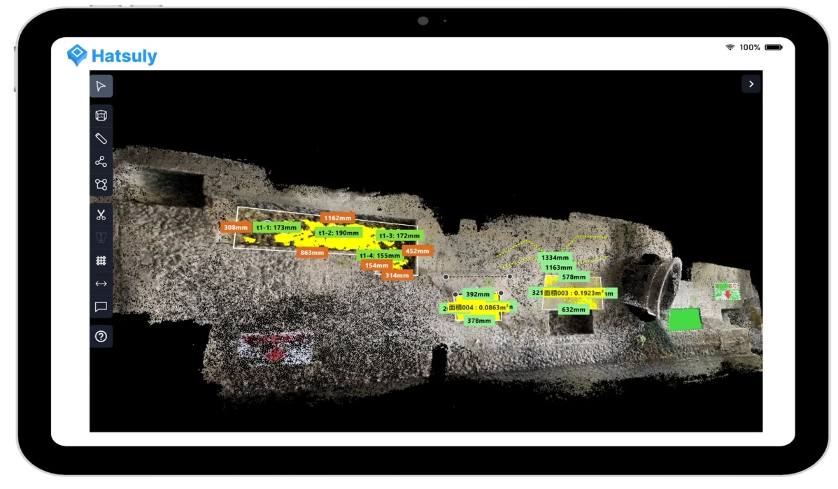 Hatsulyアプリの画面。3D点群データ上に寸法や面積の測定結果が表示されている。