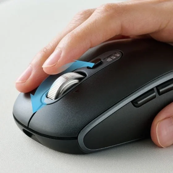 マウスのスクロールホイールを操作する様子