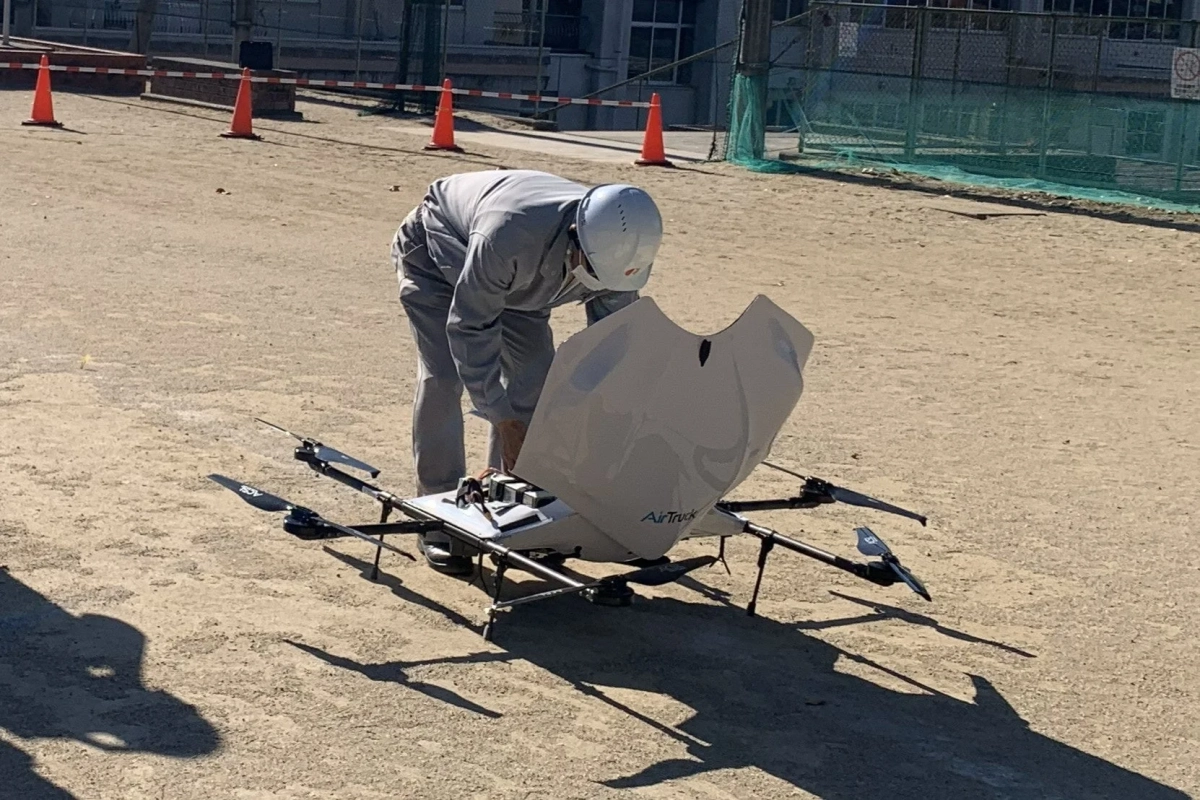 大型ドローン「AirTruck」を点検・準備している様子