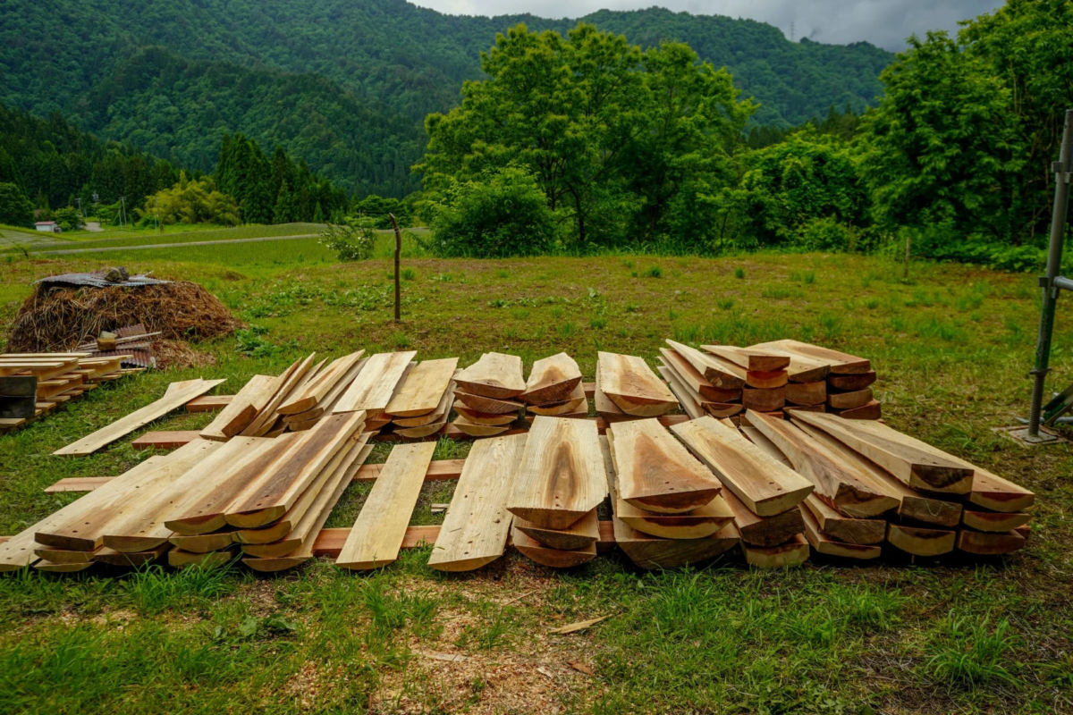 製材されたばかりの木材が積まれる様子