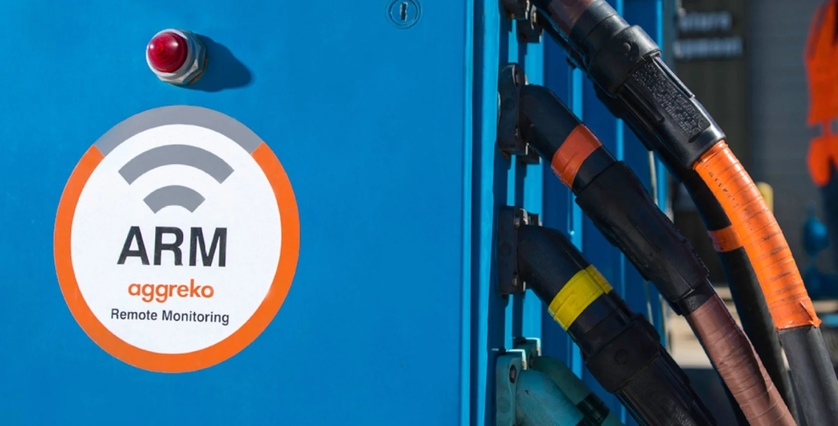 青い産業用パネルに設置された、AggrekoのARM遠隔監視システム