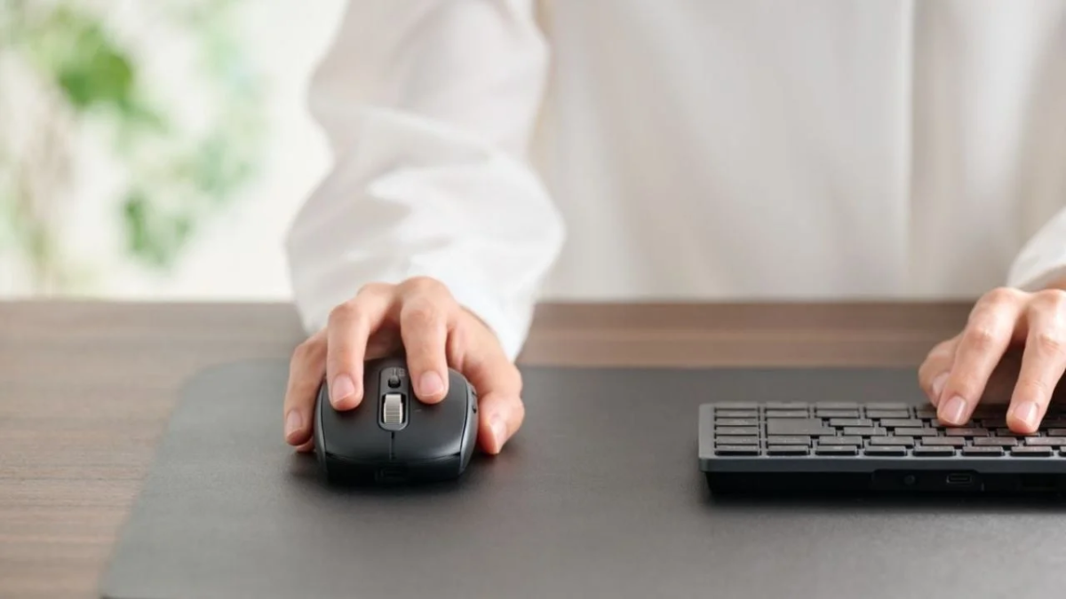デスクでマウスを操作している手元の様子