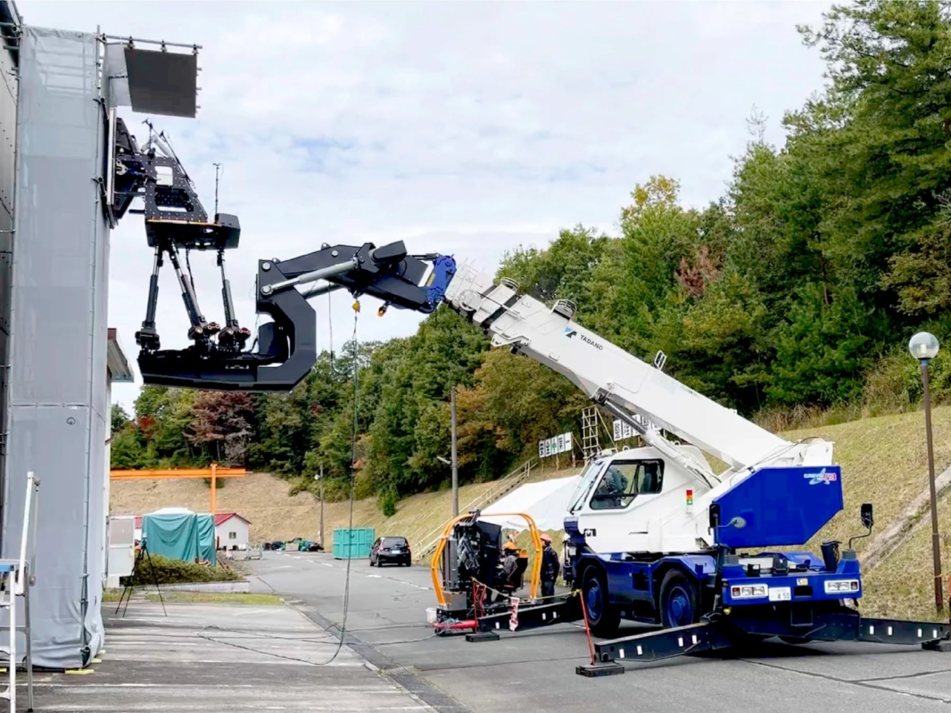 大型クレーンが複雑なカメラリグを操作している様子