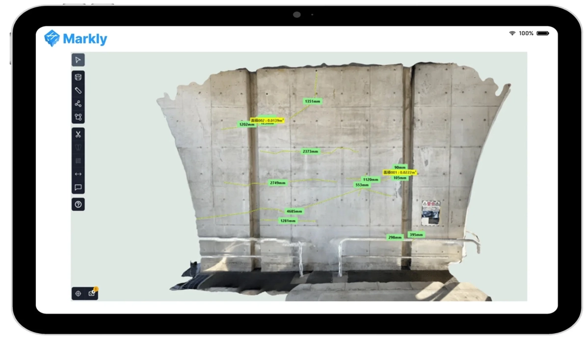 Marklyアプリの画面。コンクリート構造物の3Dスキャンデータにデジタル計測値が重ねて表示されている。