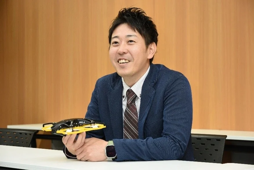 IBIS-Aを持つ男性