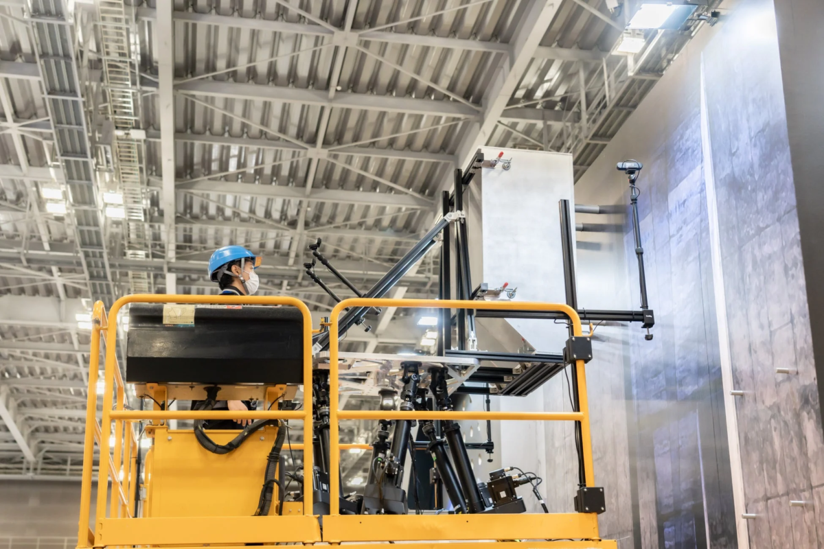 高所作業台に乗った作業員が特殊な機器を操作している様子