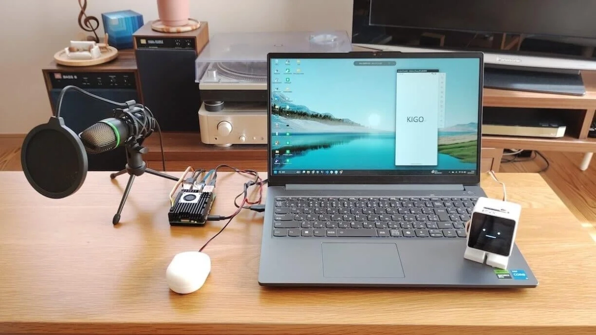 ラップトップ、マイク、オーディオ機器などが配置されたデスクの様子