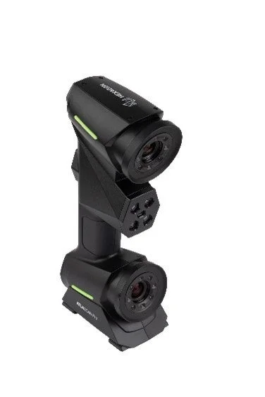 黒色のハンドヘルド型3Dスキャナーが白色の背景に配置されています