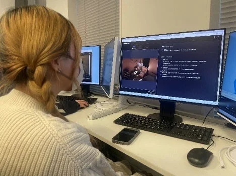 Ututorと教員による講評の様子1