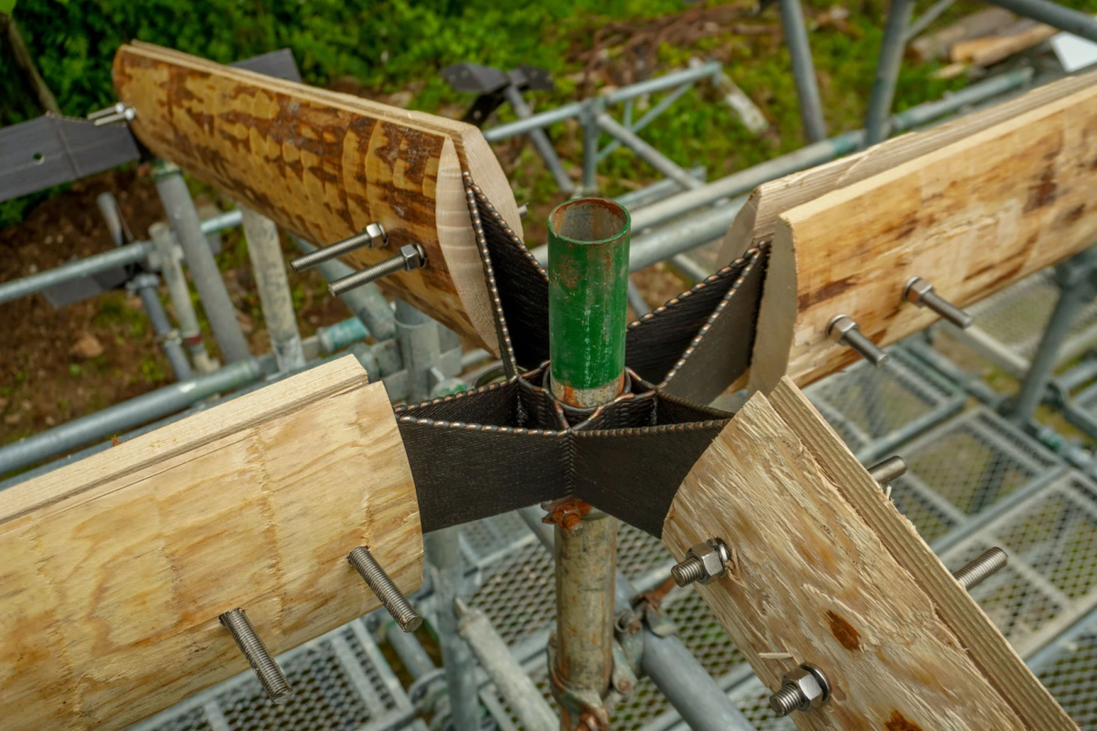 木材と金属ジョイントの接続部分