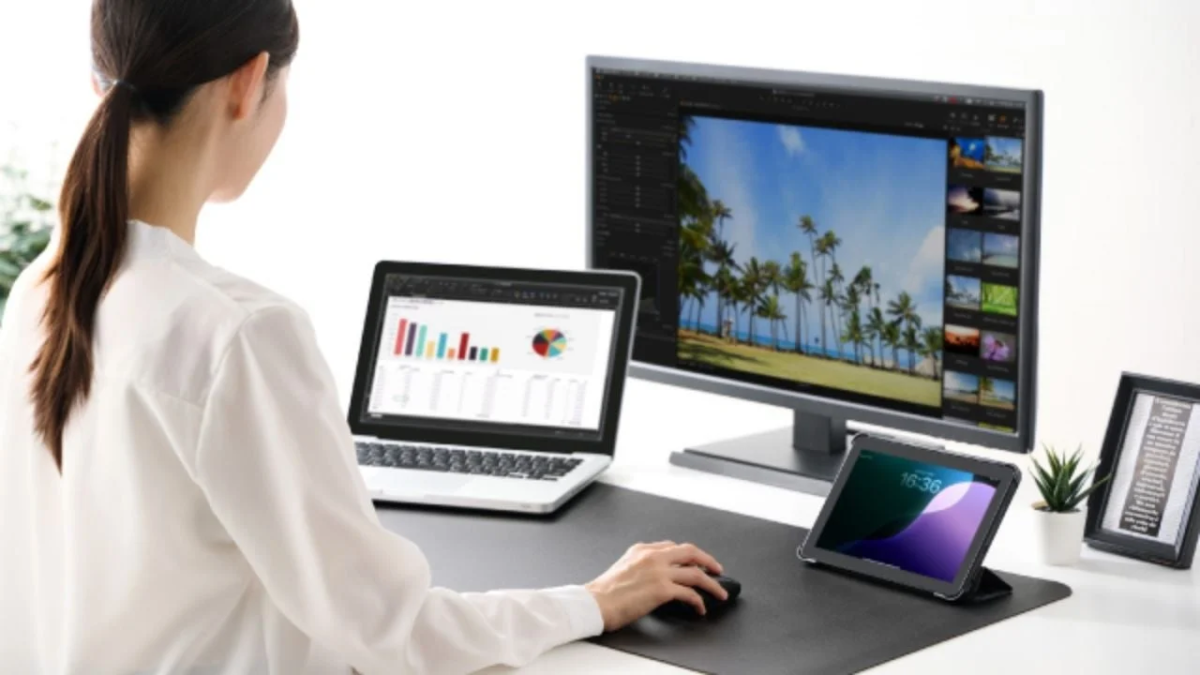 複数のディスプレイで作業する様子