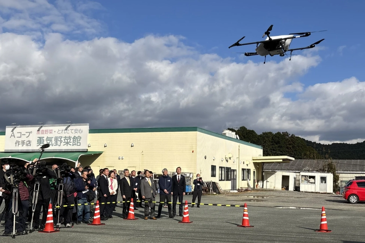 Aコープの店舗前で飛行するドローン
