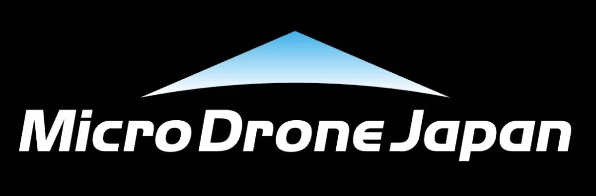 黒い背景に白文字で「MicroDrone Japan」と書かれたロゴ画像です