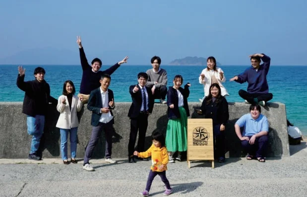 海辺での集合写真