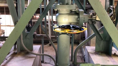 産業施設内でドローンがパイプ近くにある様子