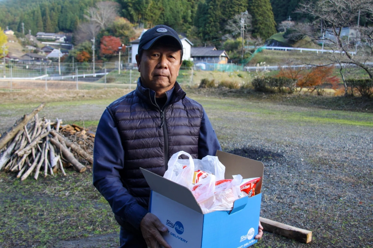 SkyHubの箱を持つ男性