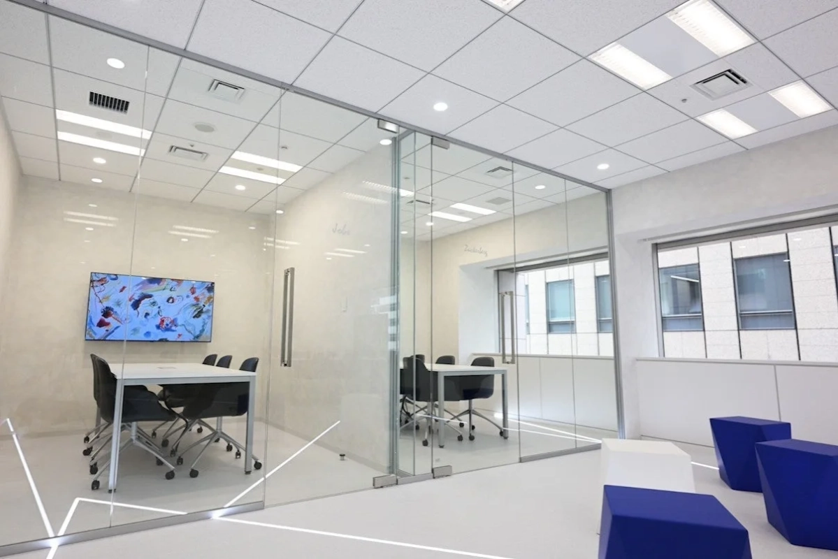 オフィスでの会議風景