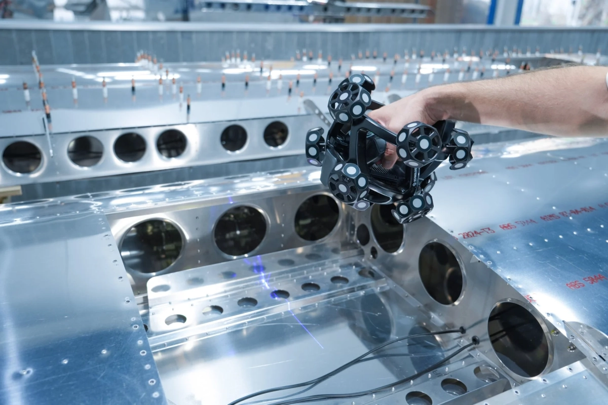 金属製の大型構造物を3Dスキャナーで測定している様子