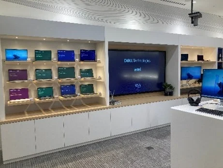 DELL Technologiesとintelのロゴ、ラップトップ展示