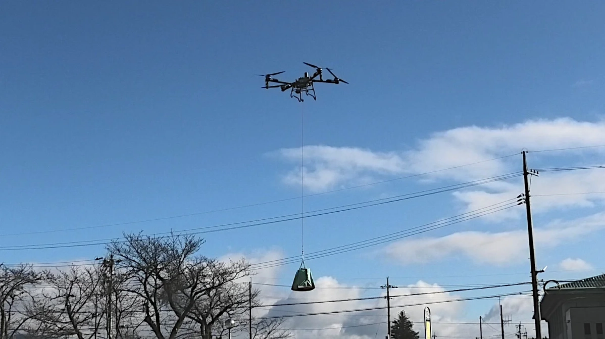 ドローンによる物資搬送のデモンストレーション