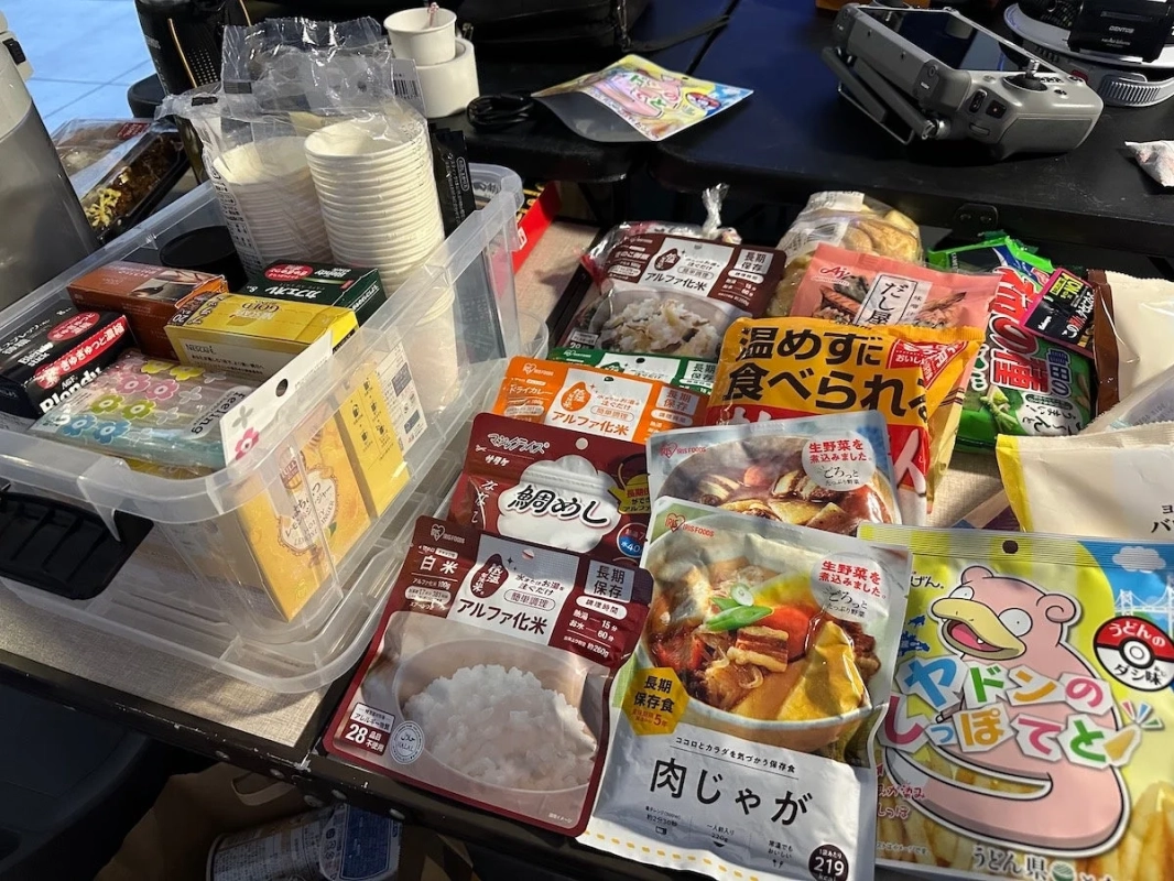 非常食や保存食が並べられたテーブル