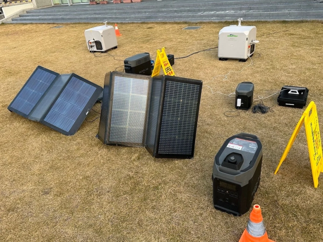 ソーラーパネルとポータブル電源、ロボット