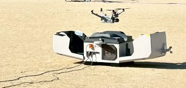 地上ステーションの上でホバリングするドローン