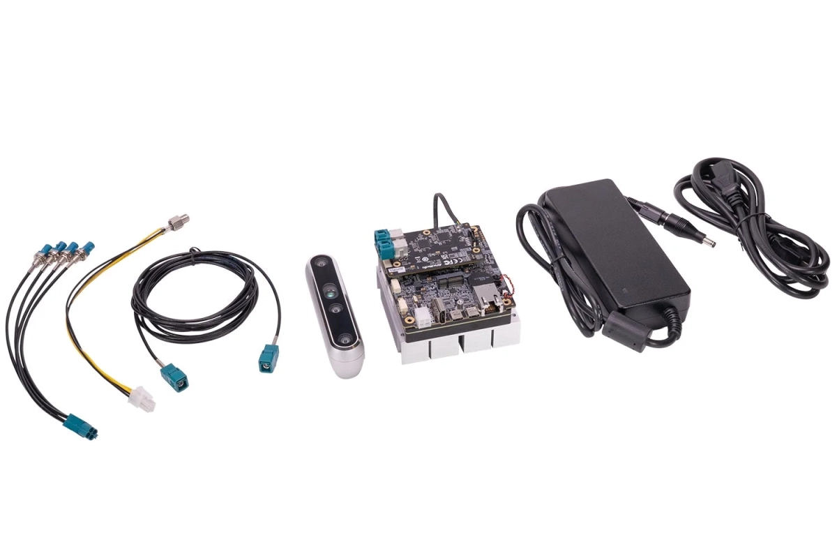 開発キットの電子部品とケーブル