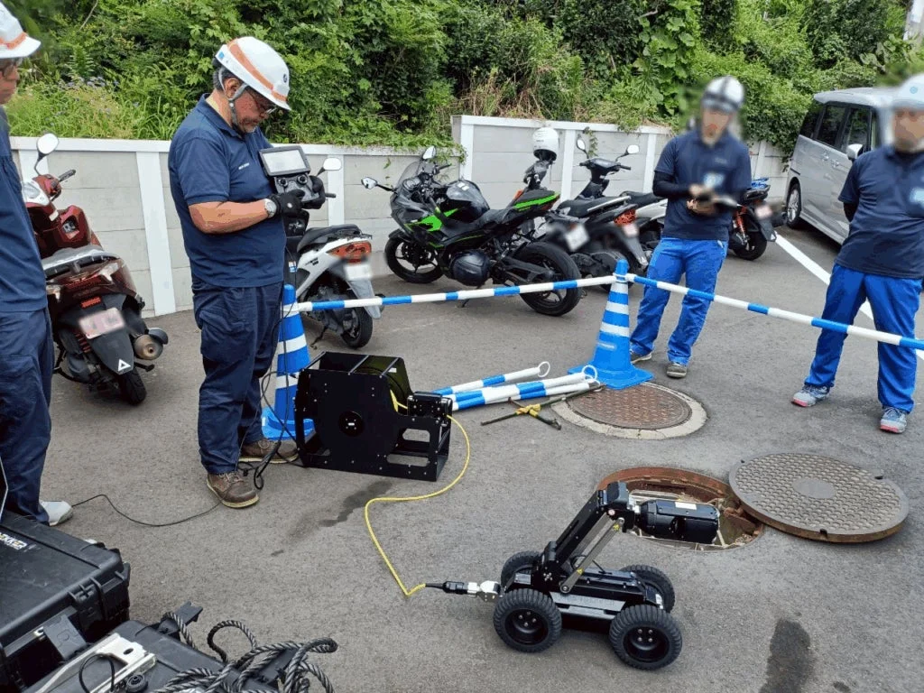 マンホールでの点検作業
