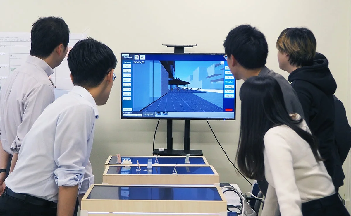 複数人で3D都市モデルを囲んで議論する様子