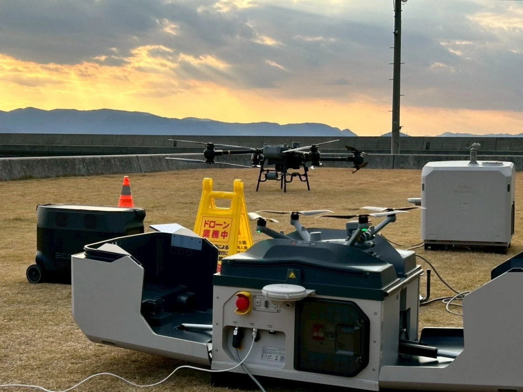 夕焼け空の下でドローンと機材が設置されている様子