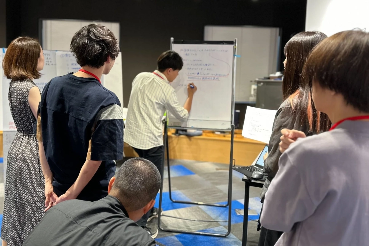 会議でホワイトボードに書き込む様子