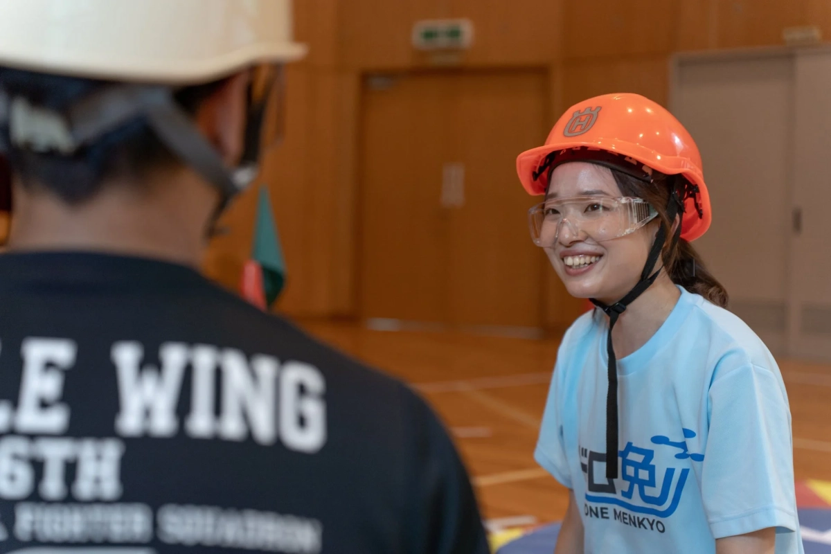 ヘルメットと保護メガネを装着した女性