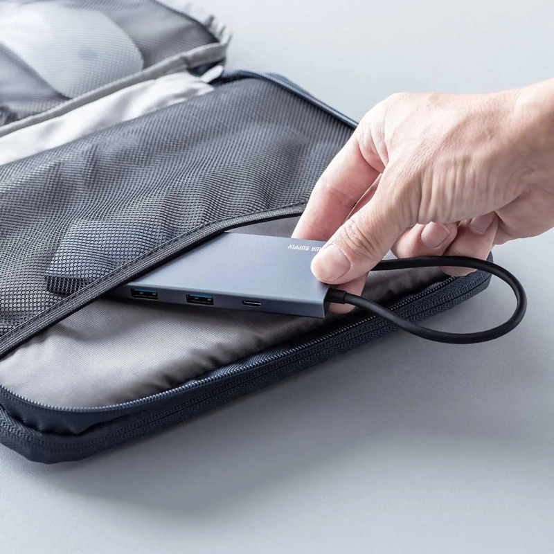 ポーチに収納する様子