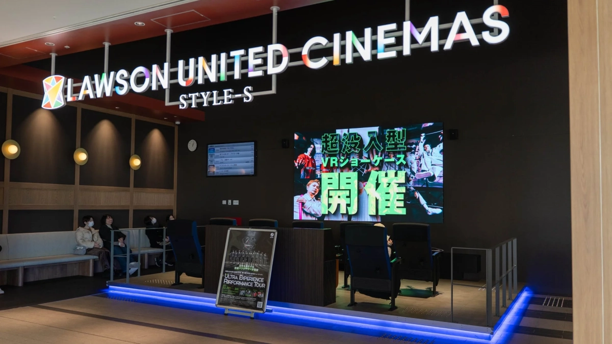 映画館のロビーに設置されたVRショーケースの告知