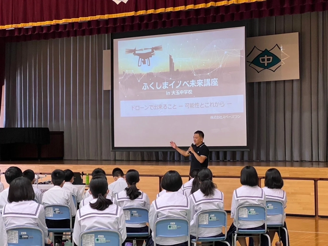 中学校でのドローン講演の様子