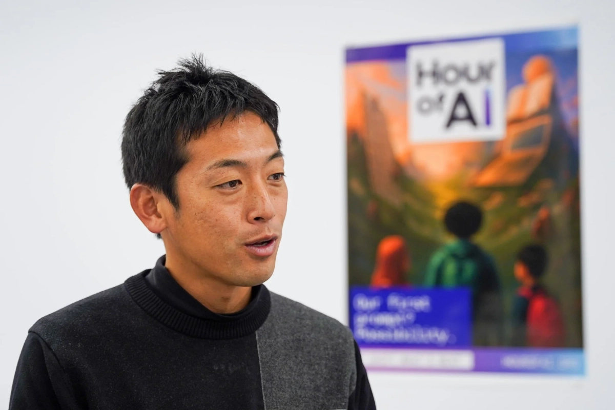 コメントをする男性