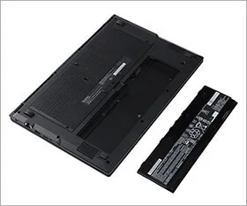 ノートパソコンの底面と取り外されたバッテリー