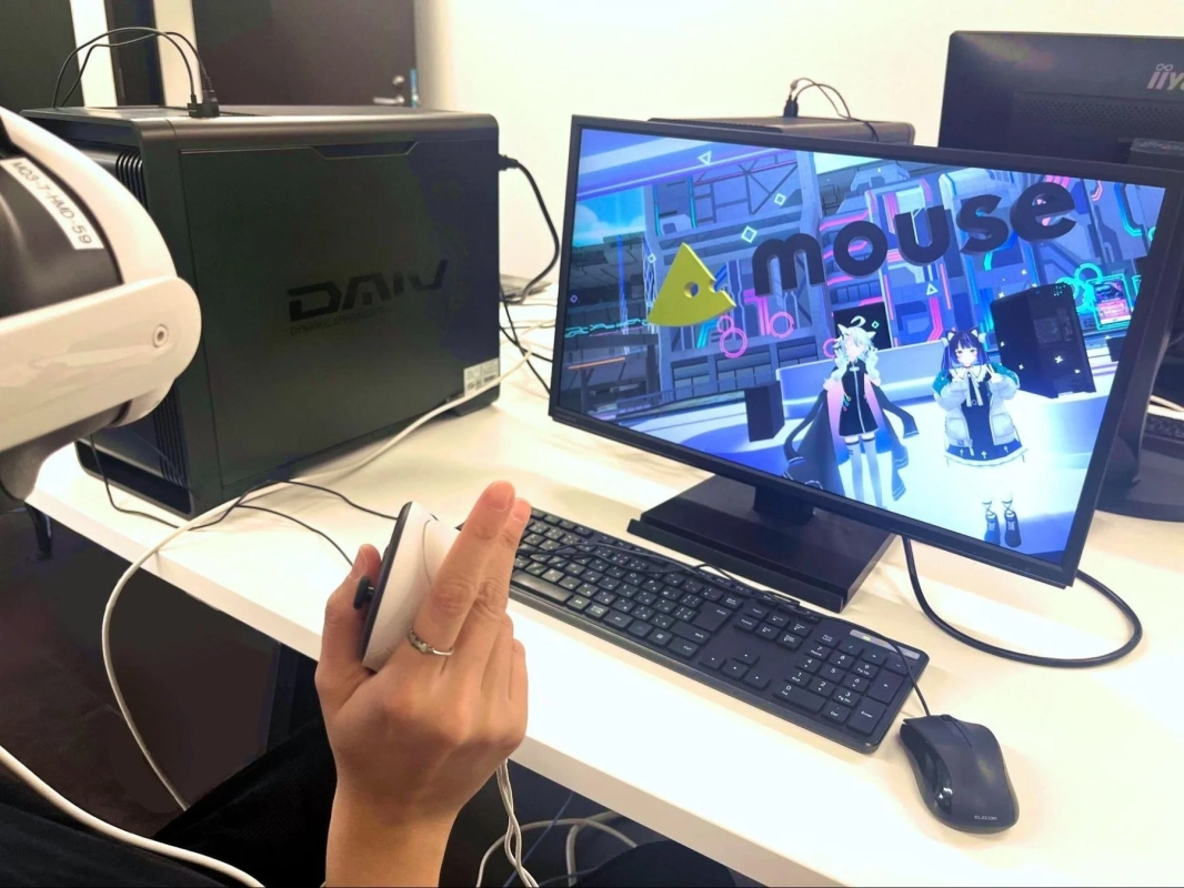 VRヘッドセットとゲーミングPCが設置されたデスクで、ユーザーがVRコントローラーを操作している