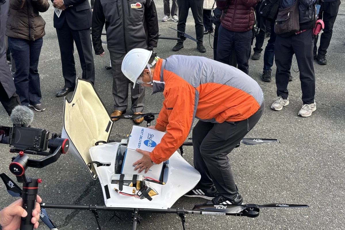 大型ドローンに荷物を積み込む様子