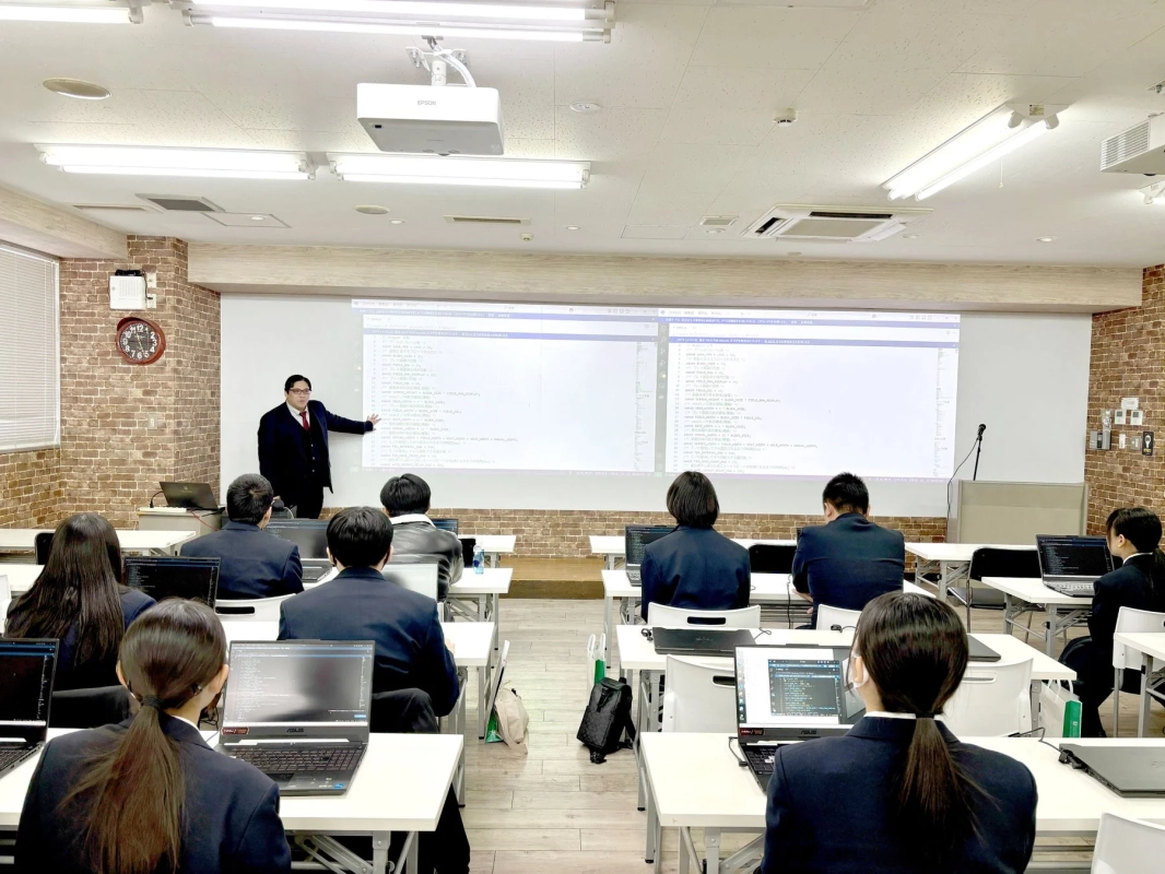 教室でプログラミングの授業が行われている様子