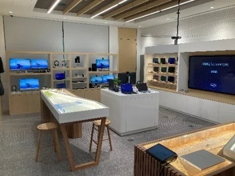 DELL TechnologiesとIntelのロゴ、PC・ディスプレイ展示