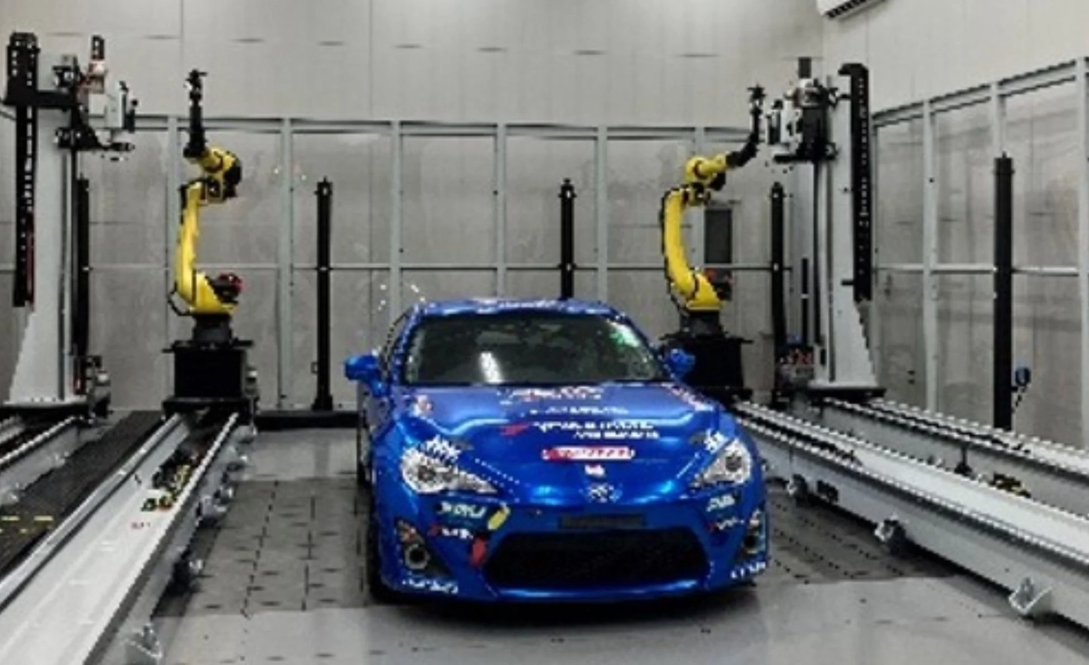 ロボットがレーシングカーを検査する様子