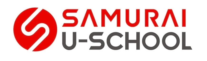 「SAMURAI U-SCHOOL」という文字が赤と濃い灰色で書かれたロゴです。左側には赤い円の中に白い曲線で「S」のようなマークがデザインされています。
