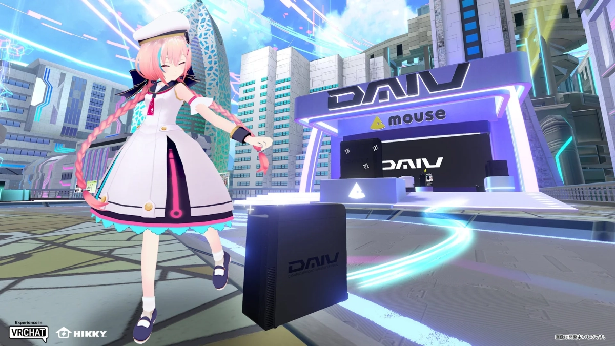 VRChatのバーチャルイベント会場で、ピンク髪のセーラー服風アバターがDAIVのロゴ入りPCやブースの前に立つ