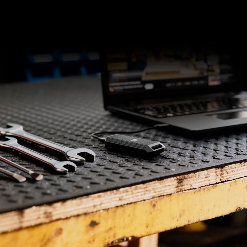 作業台のCORSAIR外付けSSD