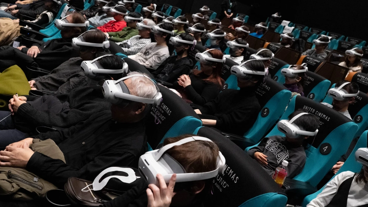 VR体験を楽しむ人々