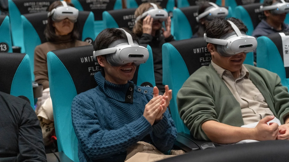 VR体験中に拍手する来場者